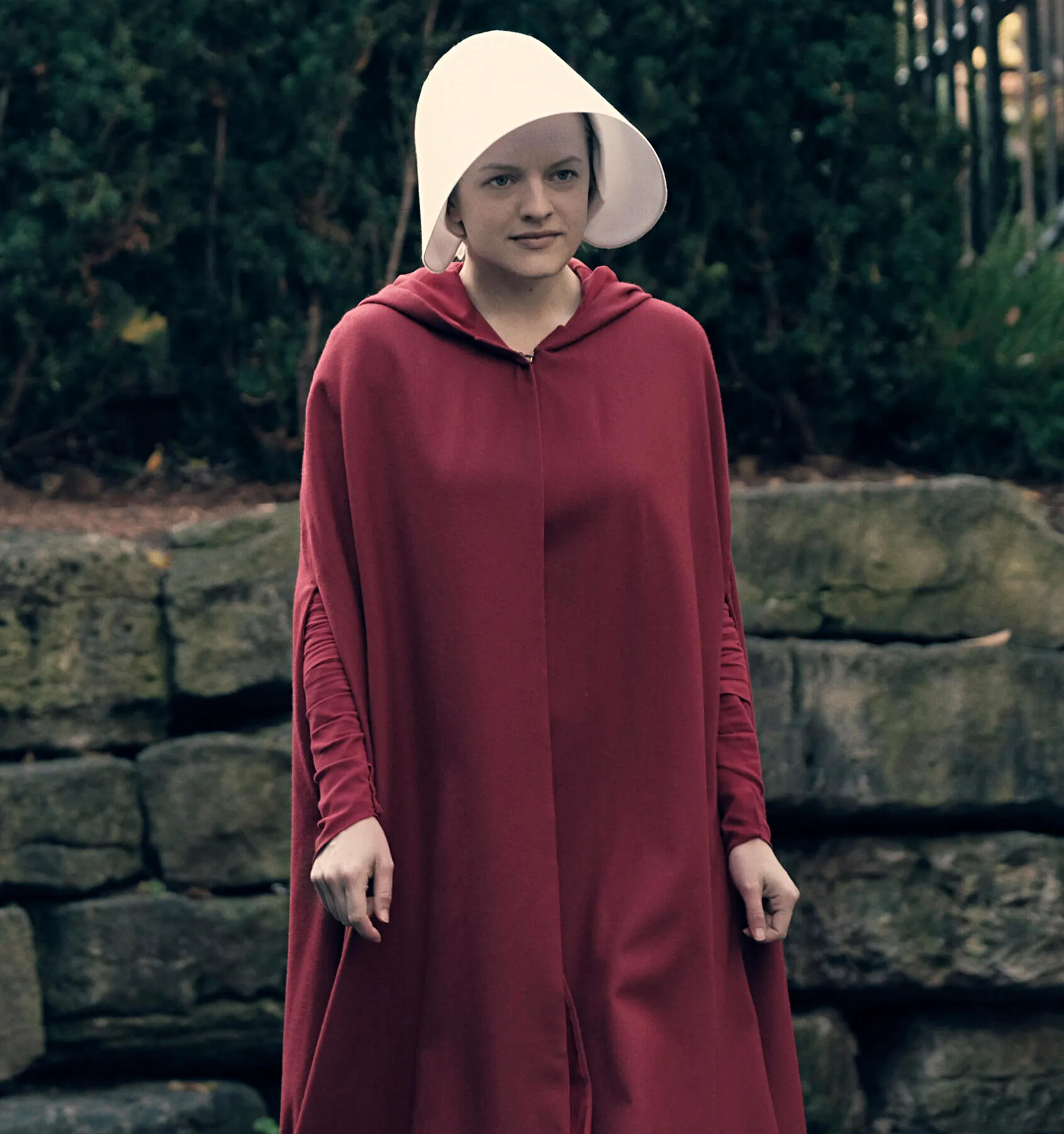 Elisabeth Moss Now Knows Which The Handmaids Tale Crew Member Asked for her underwear
