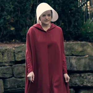 Elisabeth Moss Now Knows Which The Handmaids Tale Crew Member Asked for her underwear