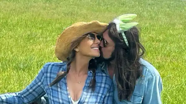 Elizabeth Hurley Proves She s a Fan of Billy Ray Cyru New Song