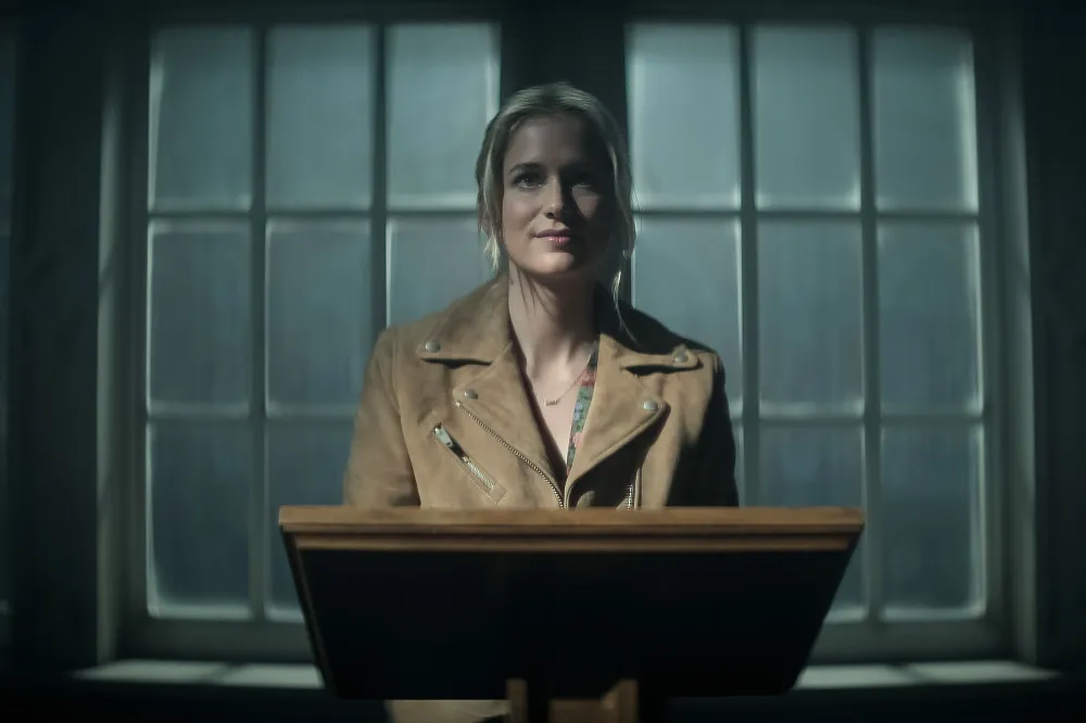 Elizabeth Lail You Which Past You Characters Made Surprise Cameos in the Show Fifth and Final Season