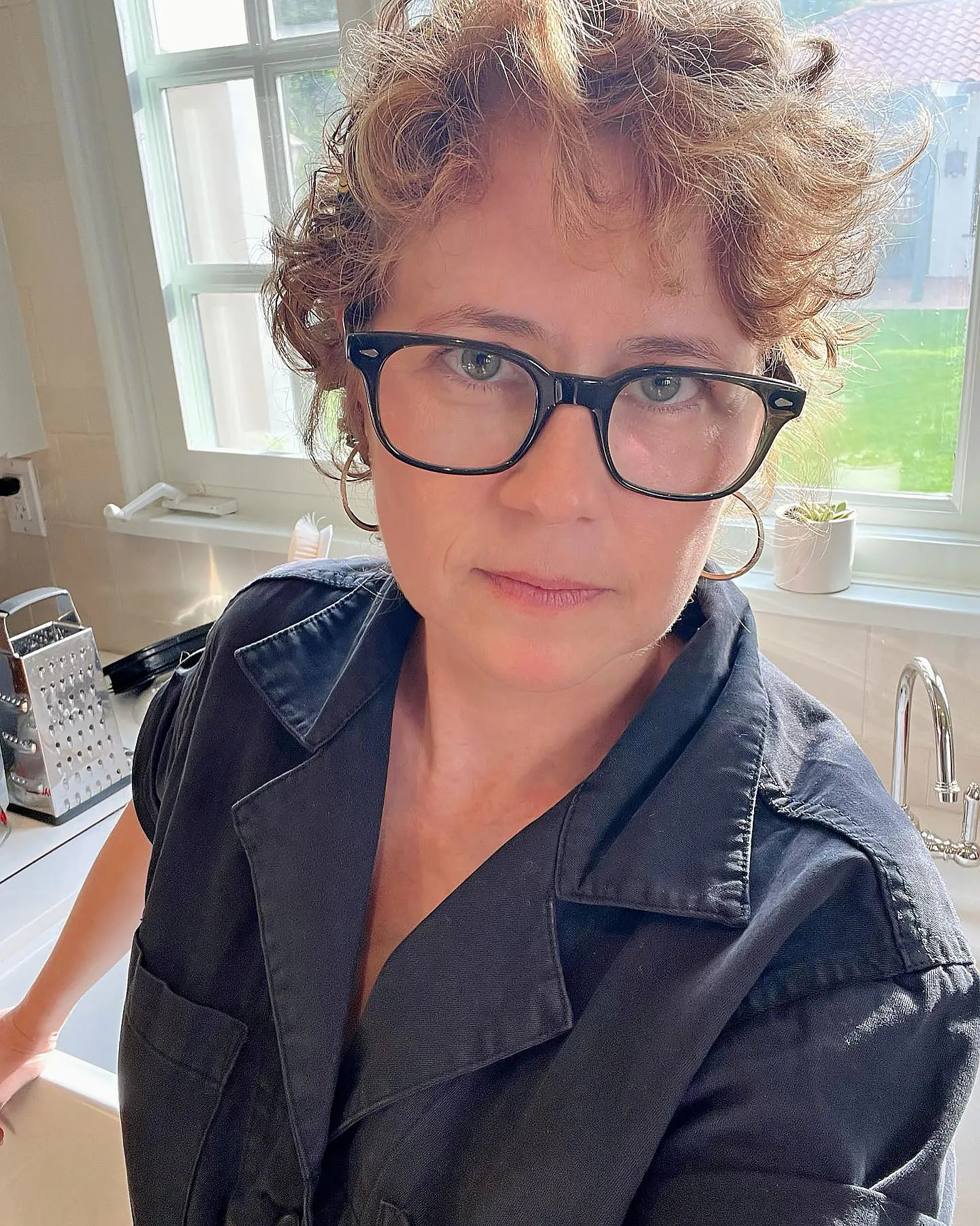 Feature Jenna Fischer Obsessed With Her Messy Uncontrollably Curly Post Chemo Bangs