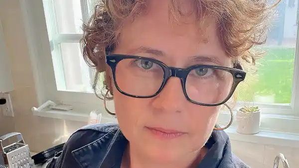 Feature Jenna Fischer Obsessed With Her Messy Uncontrollably Curly Post Chemo Bangs