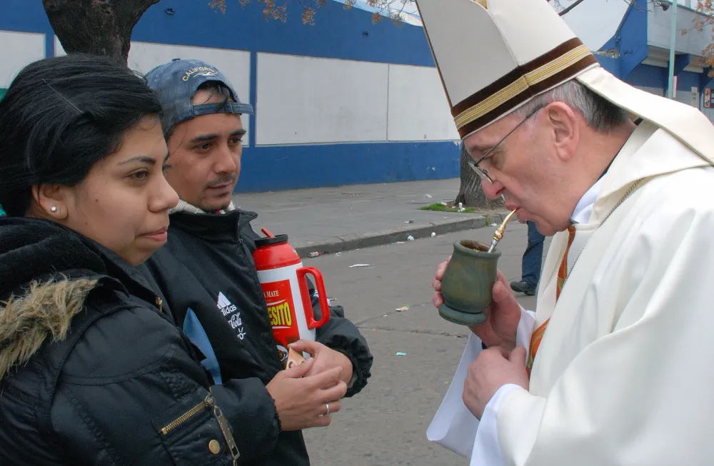 Papa Francisco tomando Mate en 2013.