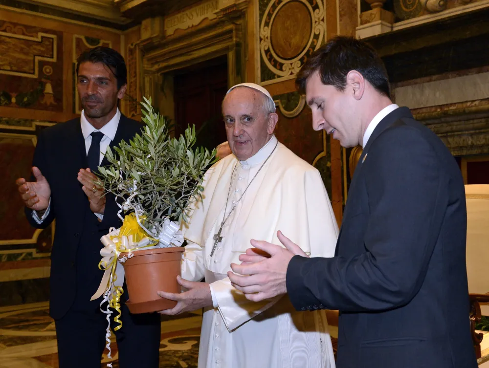 Papa Francisco con Gianluigi Buffon y Lionel Messi.