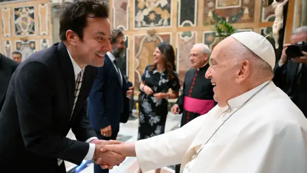 Jimmy Fallon y el Papa Francisco.