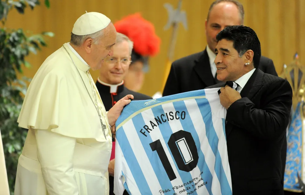 Papa Francisco con Diego Armando Maradona.