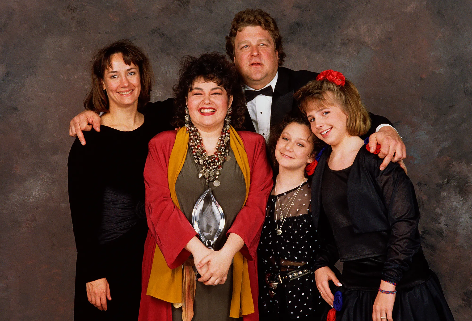 How The Conners Series Finale Will Pay Tribute to Missing Roseanne Stars