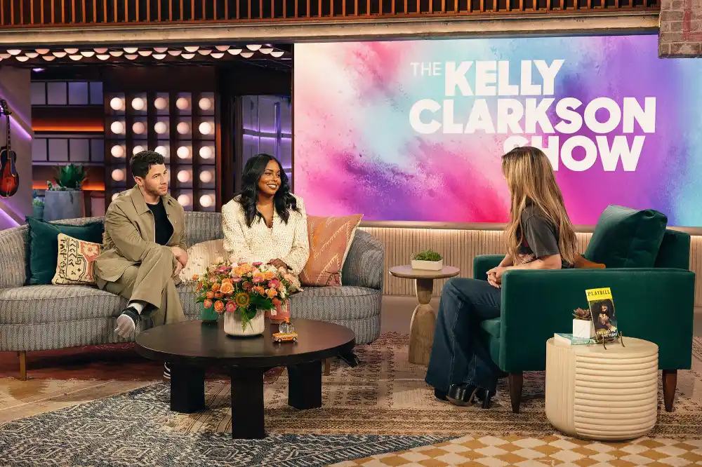 Kelly Clarkson Recalls Onstage Wardrobe Malfunction Nick Jonas and Adrienne Warren