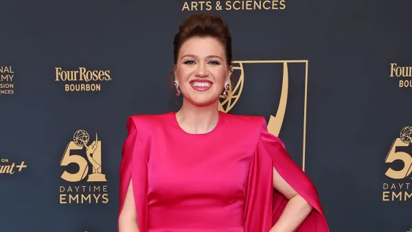 Kelly Clarkson Recalls Onstage Wardrobe Malfunction