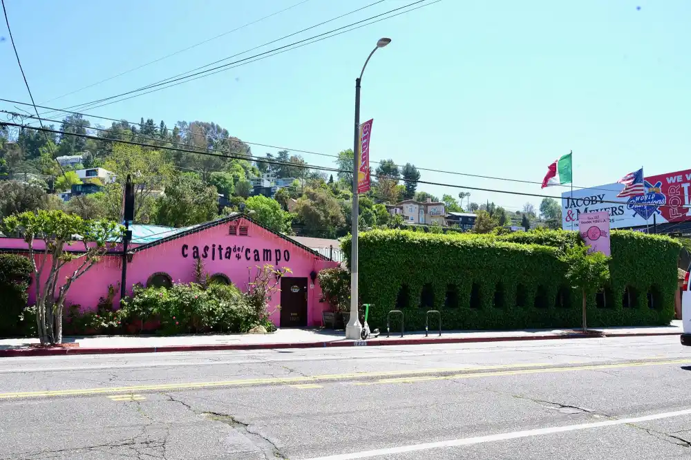 Kristen Stewart Got Married at a Shockingly Affordable Restaurant Inside Low Key Wedding Venue 148