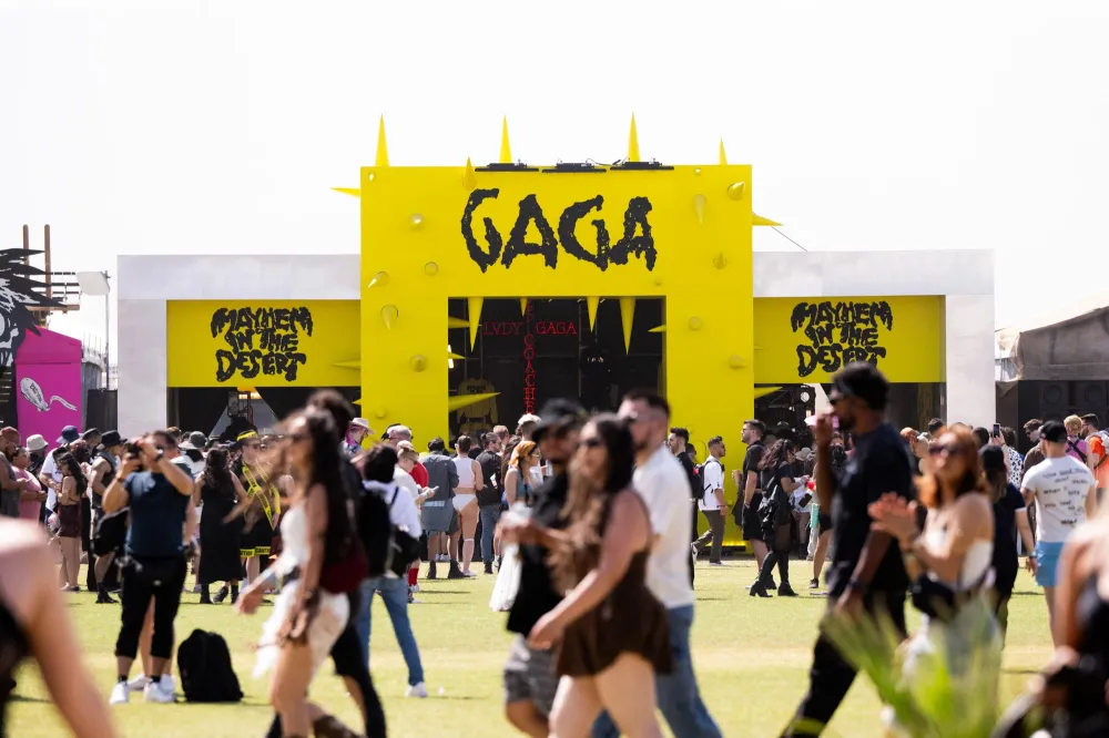 Lady Gaga Assures Coachella Fans Shes Singing Live After Microphone Issue