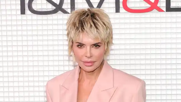 Lisa Rinna Recalls Hallucinating Killing People During Postpartum Depression Battle 038