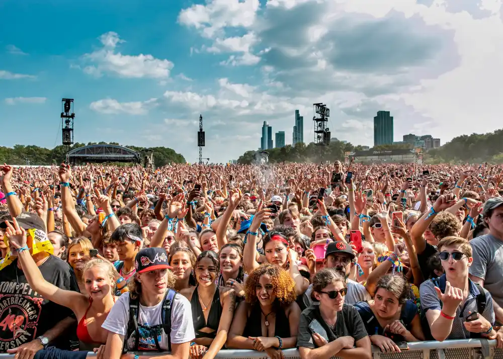 Lollapalooza-Crowd-2021-GettyImages-1331727005.jpg