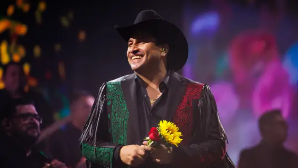 Julión Álvarez en el SoFi Stadium de Los Ángeles, California