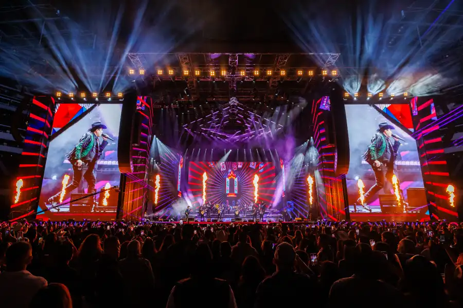 Julión Álvarez en el SoFi Stadium de Los Ángeles, California