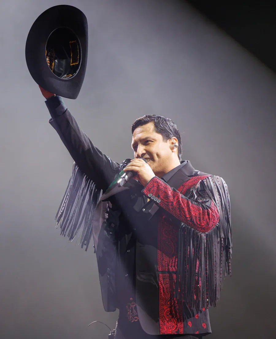 Julión Álvarez en el SoFi Stadium de Los Ángeles, California