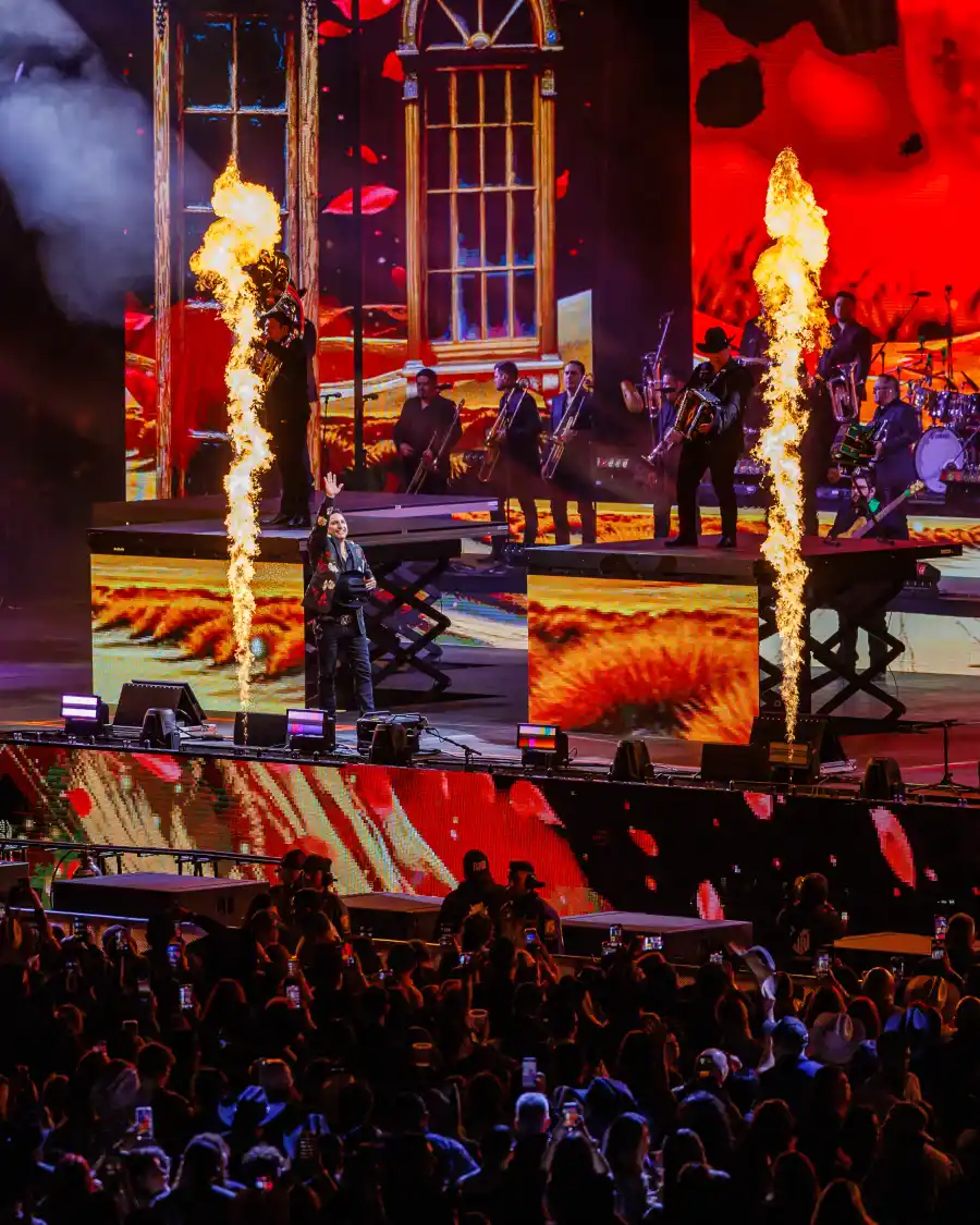 Julión Álvarez en el SoFi Stadium de Los Ángeles, California