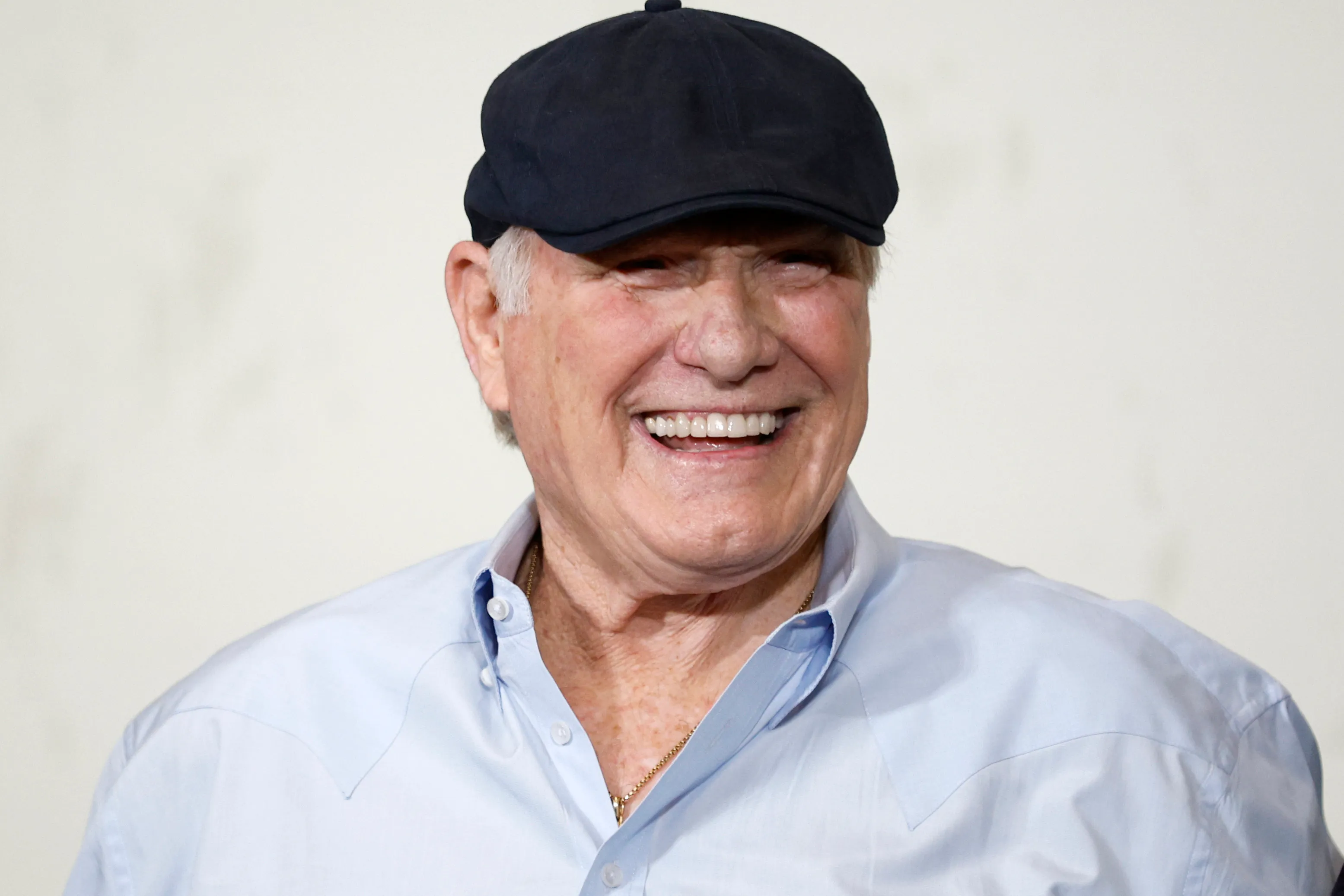 2198040878 Steelers Legend Terry Bradshaw Helps Free Passengers Trapped on Pittsburgh Plane