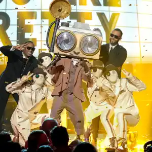 The Masked Singers Paparazzo Got Vocal Coaching From His Famous Girlfriend