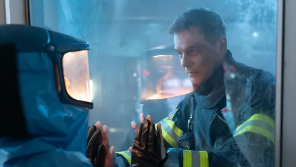 Us Explains 9-1-1 Offscreen Backlash After Peter Krauses Character Bobbys Controversial Death