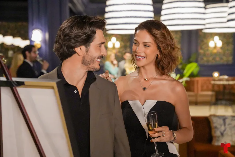 Yon González y Carolina Miranda en 'Velvet: El nuevo imperio'