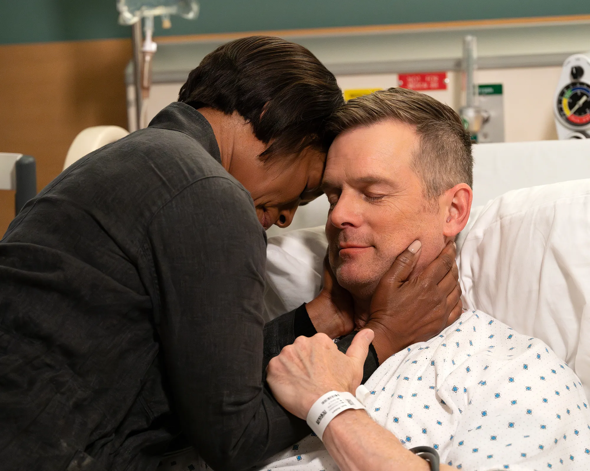 ANGELA BASSETT, PETER KRAUSE IN 911