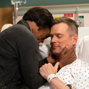 ANGELA BASSETT, PETER KRAUSE IN 911