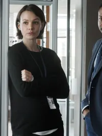 Two detectives stand in an office in Collateral.