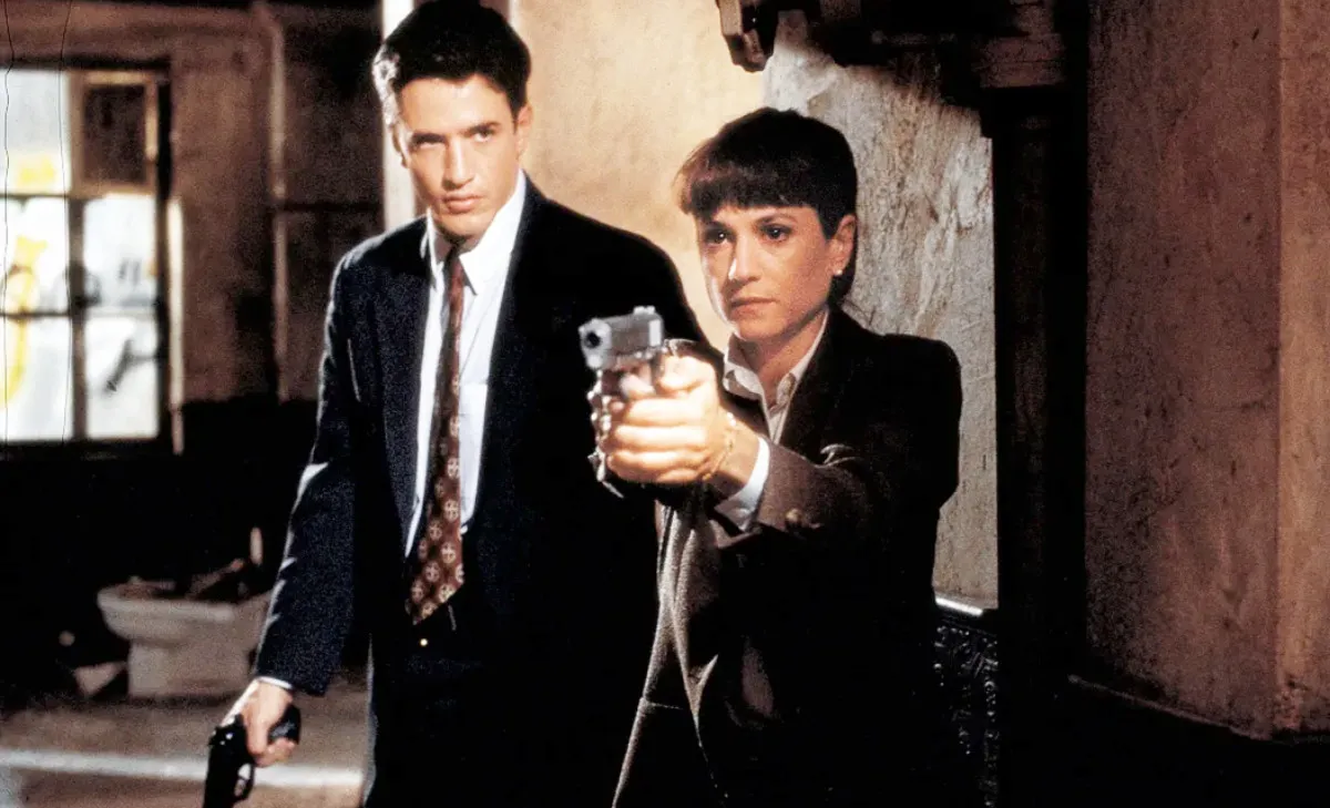 Two cops aim their guns in Copycat.