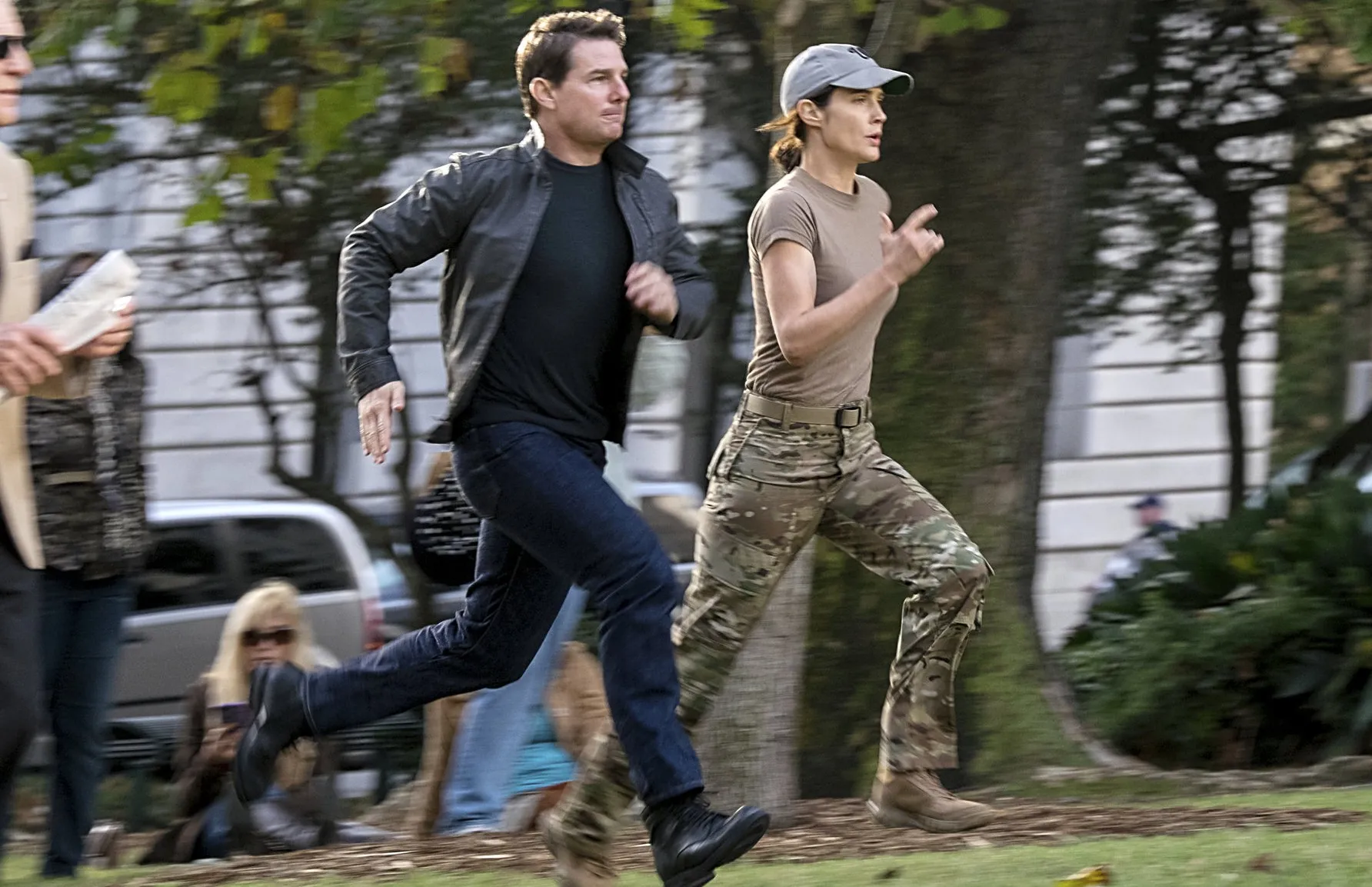 Two people run in Jack Reacher: Never Go Back.