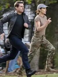 Two people run in Jack Reacher: Never Go Back.