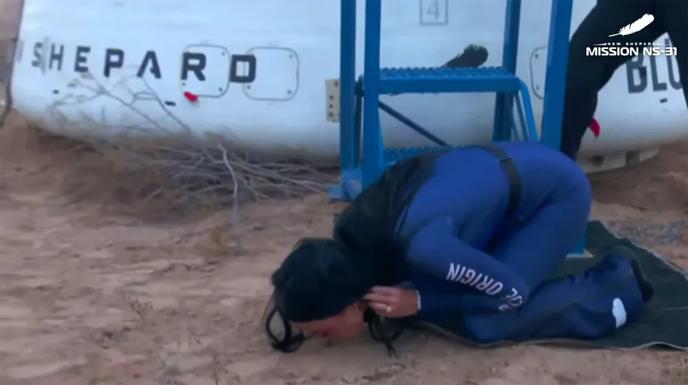 Katy Perry cumple su sue&ntilde;o de ir al espacio durante un vuelo femenino