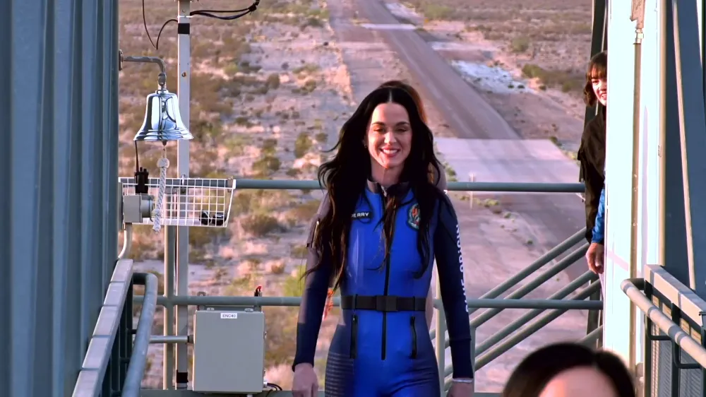 Katy Perry cumple su sue&ntilde;o de ir al espacio durante un vuelo con equipo exclusivamente de mujeres