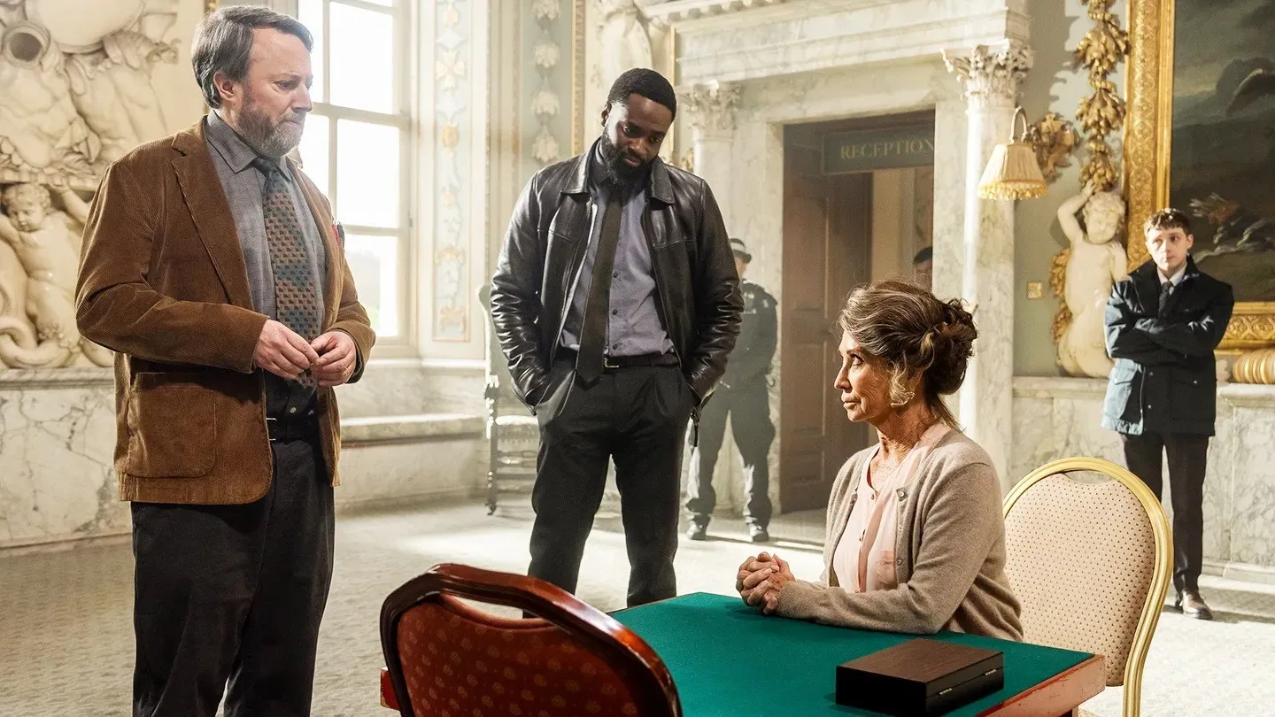 Two men look at a woman in Ludwig.