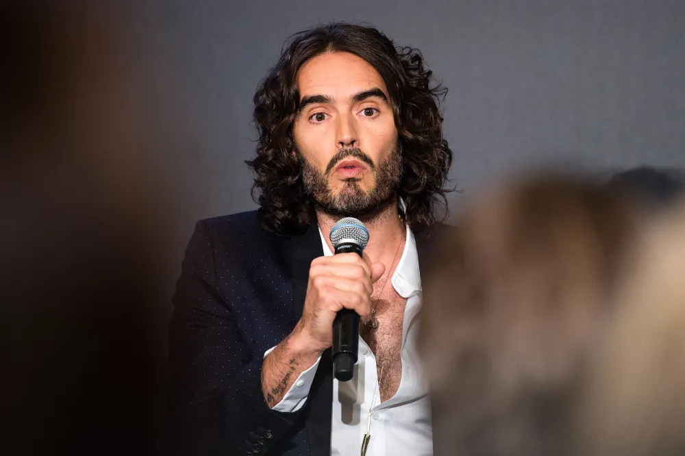 Russell Brand acusado de violaci&oacute;n y agresi&oacute;n sexual en el Reino Unido tras negar previamente las acusaciones