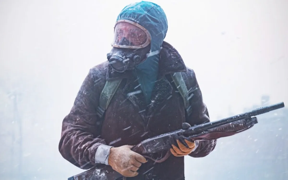 A man in a mask carries a gun in The Eternaut.