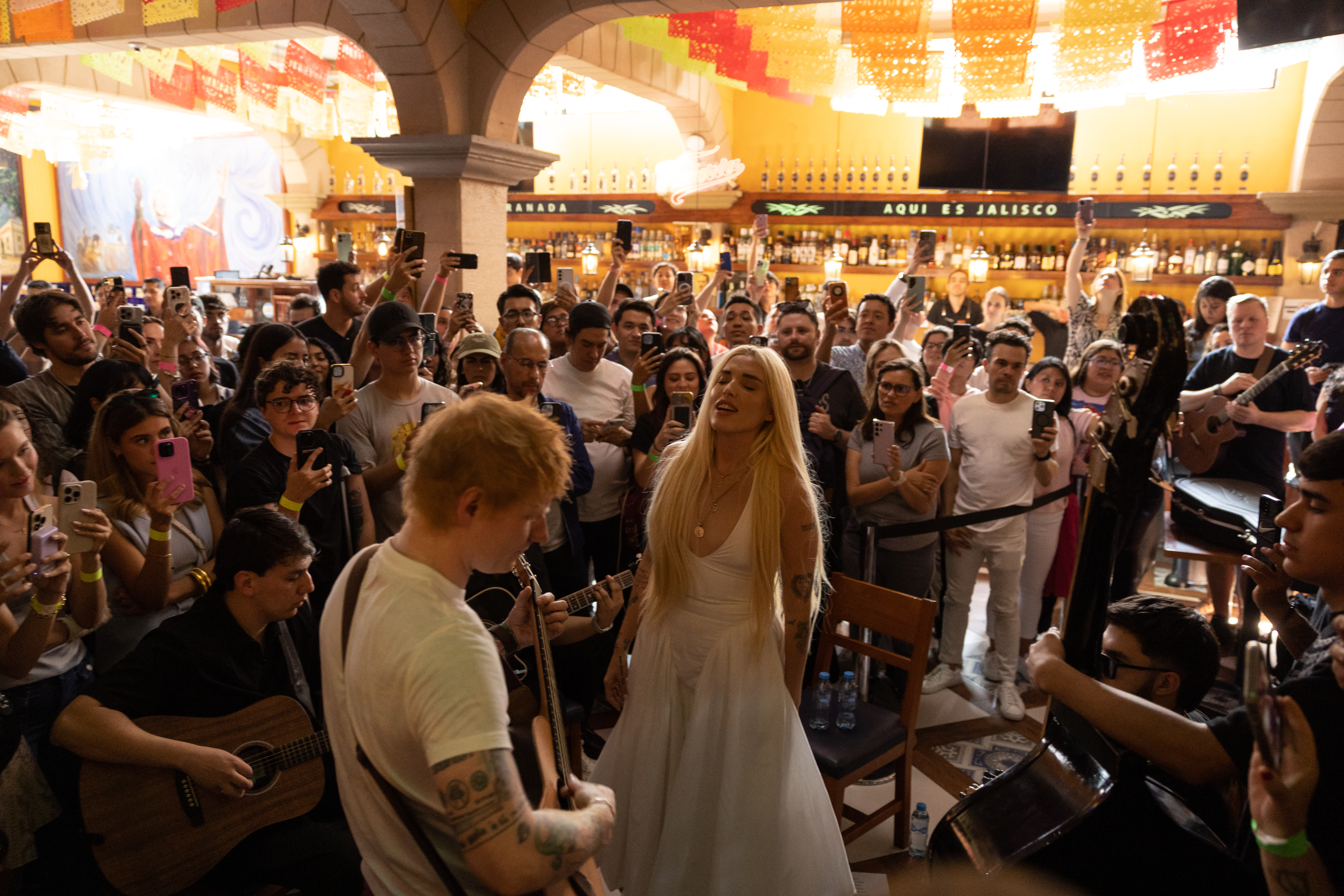 Elena Rose y Ed Sheeran en la Ciudad de México.
