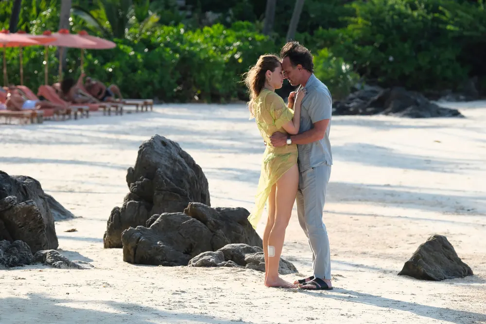 Aimee Lou Wood and Walton Goggins The White Lotus