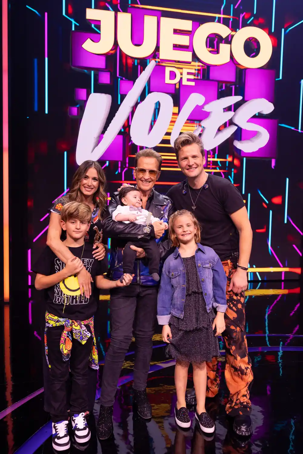 Alexander Acha con su padre Emmanuel y su familia en 'Juego de Voces'.