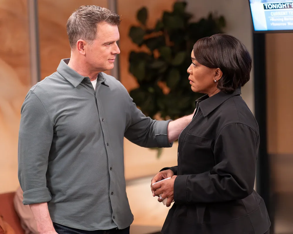 Angela Bassett and Peter Krause 911