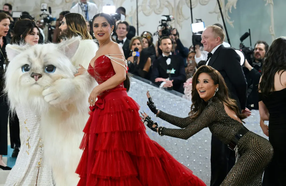 Jared LEto, Salma Hayek y Ashley Park en la Gala del Met en 2023.