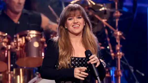 Kelly Clarkson Nearly Got Into a Fight With Her Talk Show HR About Complimenting People’s Looks