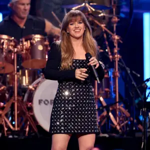 Kelly Clarkson Nearly Got Into a Fight With Her Talk Show HR About Complimenting People’s Looks