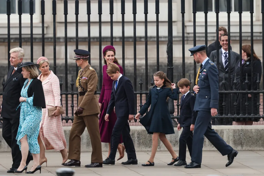 El pr&iacute;ncipe William, la princesa Kate y sus hijos asisten a un evento del D&iacute;a VE en Londres despu&eacute;s del drama de Harry