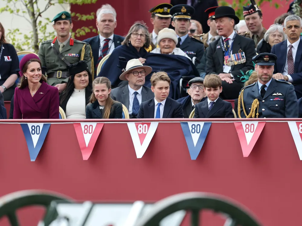 El pr&iacute;ncipe William, la princesa Kate y su familia asisten a un evento del D&iacute;a VE en Londres despu&eacute;s del drama de Harry