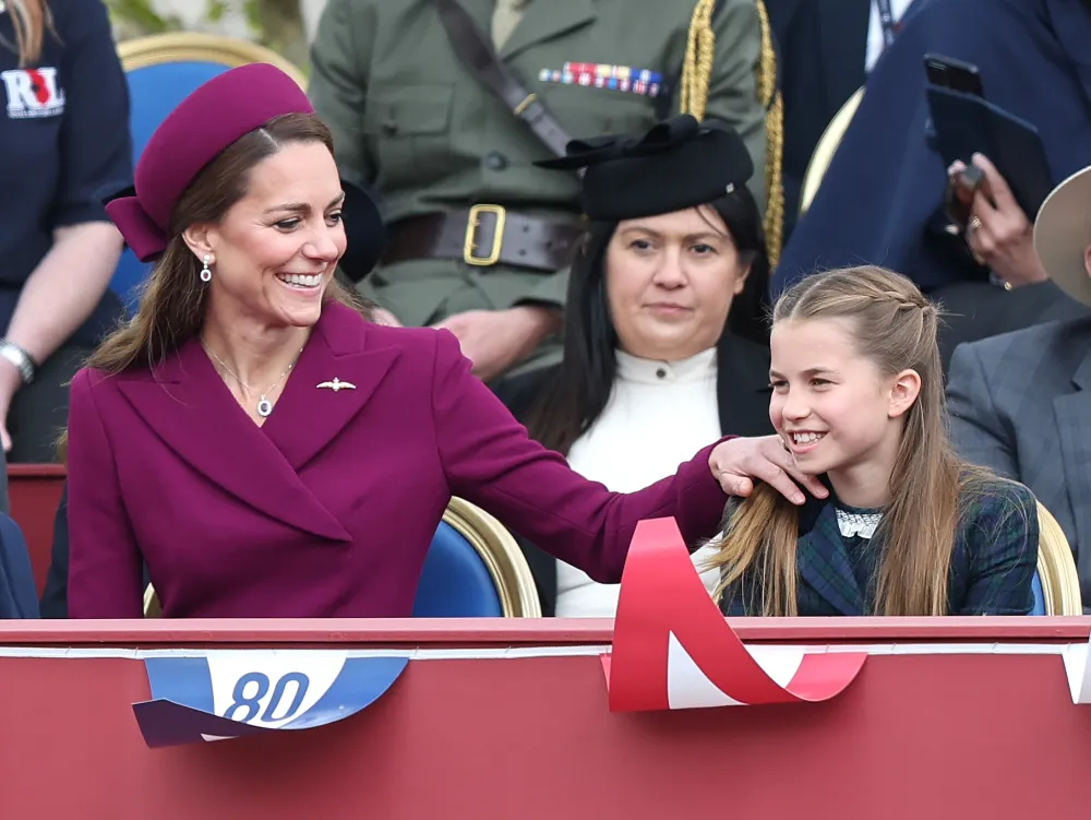 El pr&iacute;ncipe William, la princesa Kate y su familia asisten a un evento del D&iacute;a VE en Londres despu&eacute;s del drama de Harry