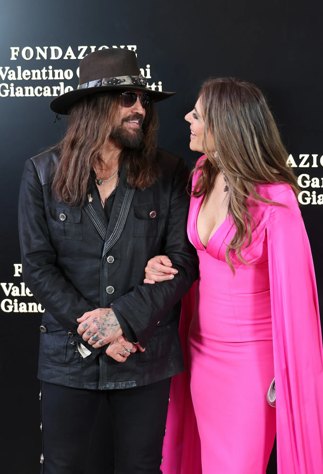 GettyImages-2216881993 billy ray cyrus and elizabeth hurley make their red carpet debut