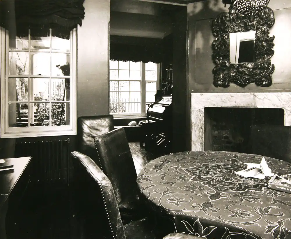 GettyImages-53316083 Jagger Faithful Chelsea Interior.jpg