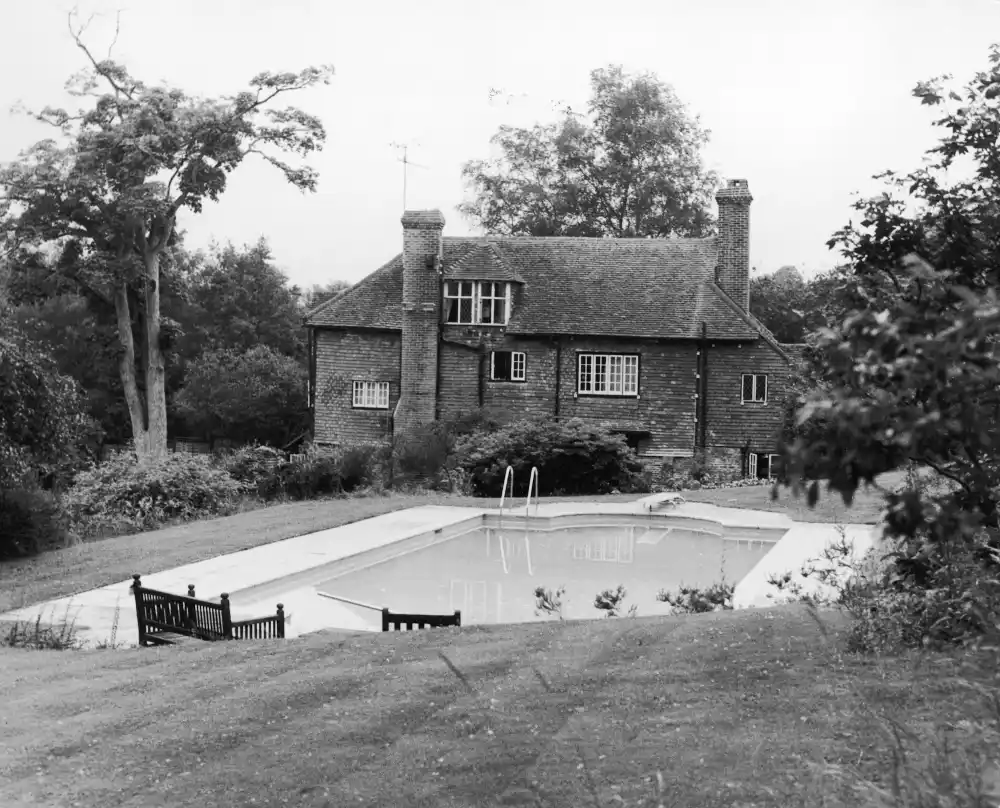 GettyImages-56124706 Brian Jones Cotchford Farm.jpg