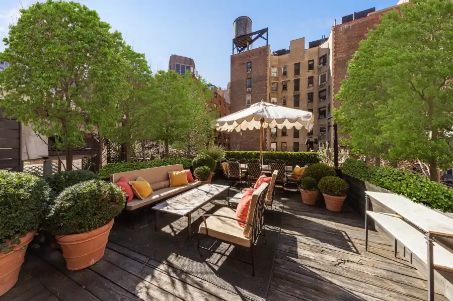 Graham Norton Sells Manhattan Carriage House Roof